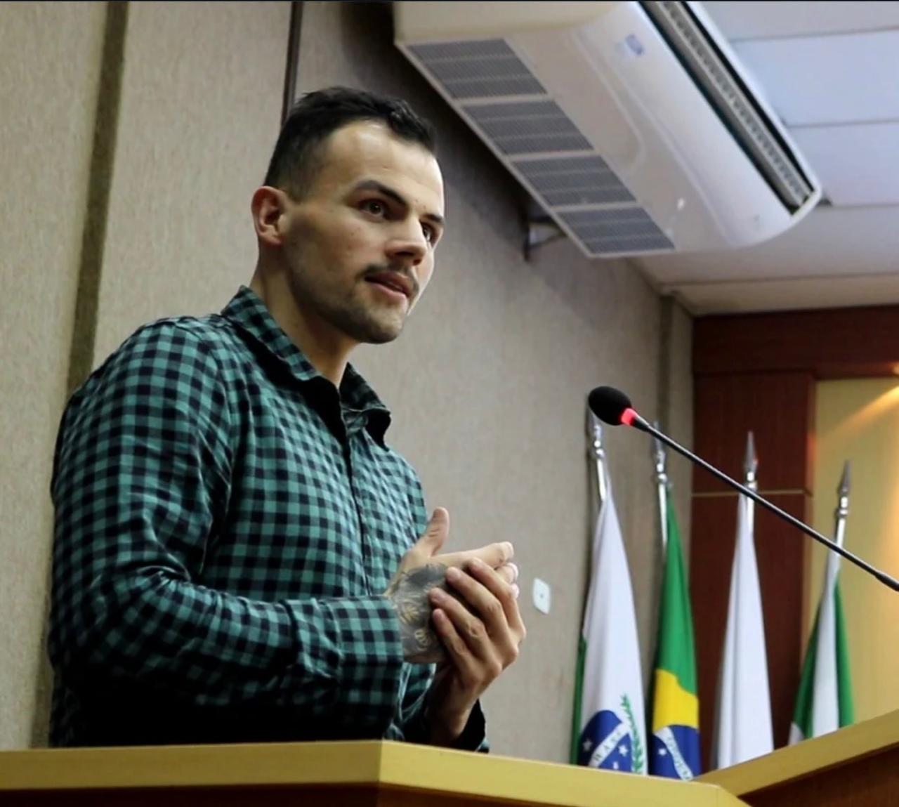 Eng. Gabriel Binotti defendendo o autocultivo medicinal em audiência pública na Câmara de Vereadores