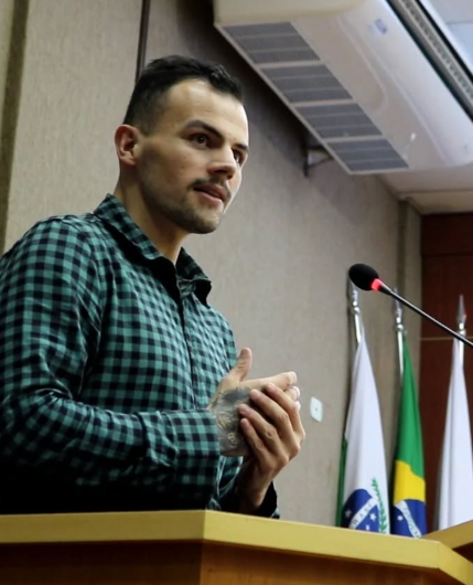 Eng. Agrônomo Gabriel Binotti palestrando na Câmara de Vereadores sobre cannabis medicinal
